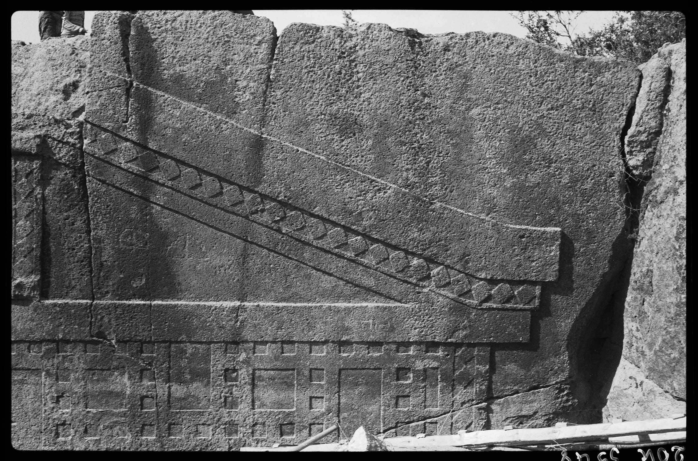 Détail du monument en cours de fouille